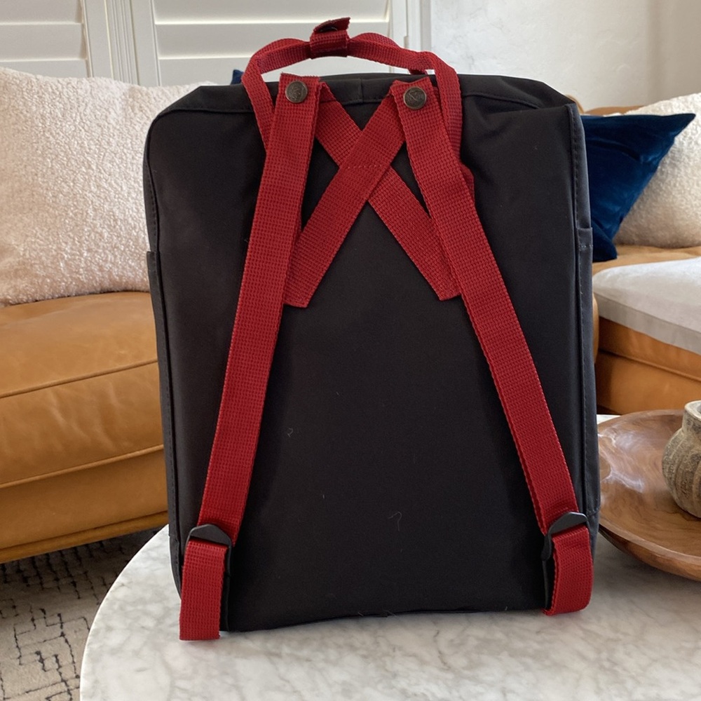 Kånken Black Backpack with Red Handles - Picture 4 of 6